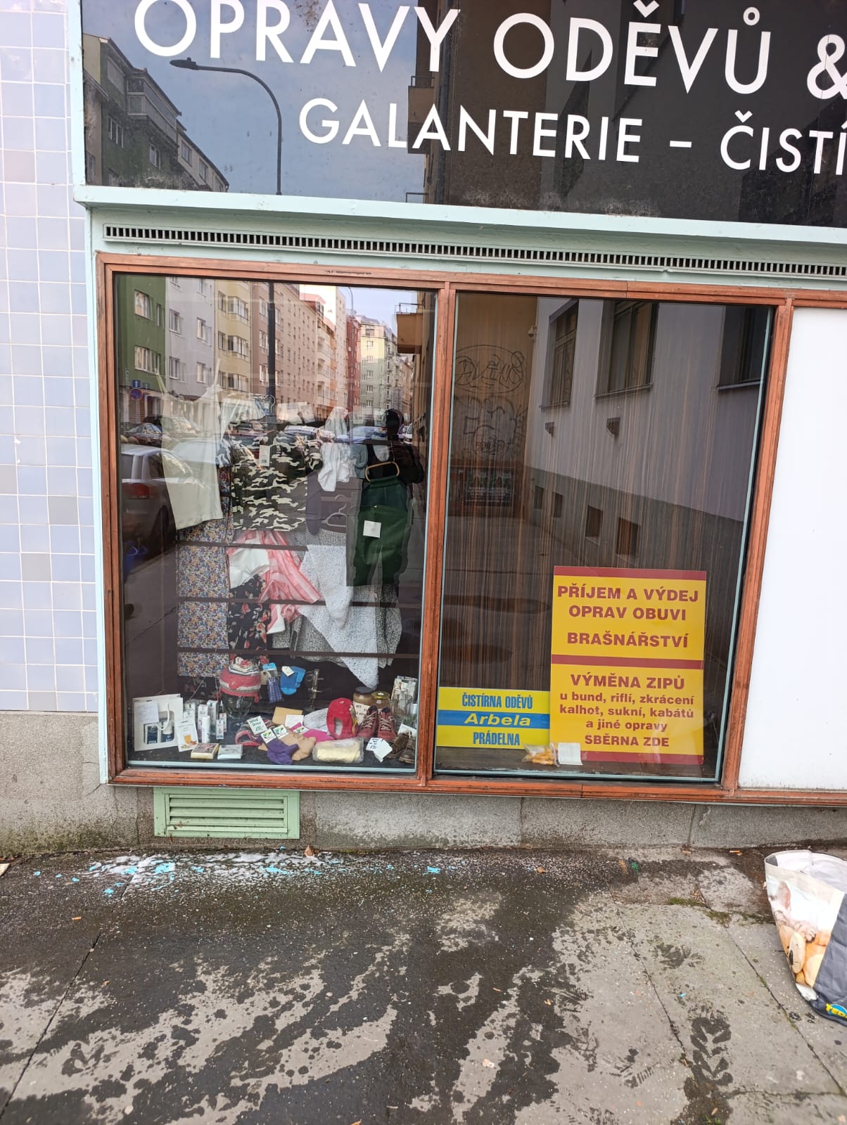 Čistý sklenený výklad predajne po odstránení graffiti
