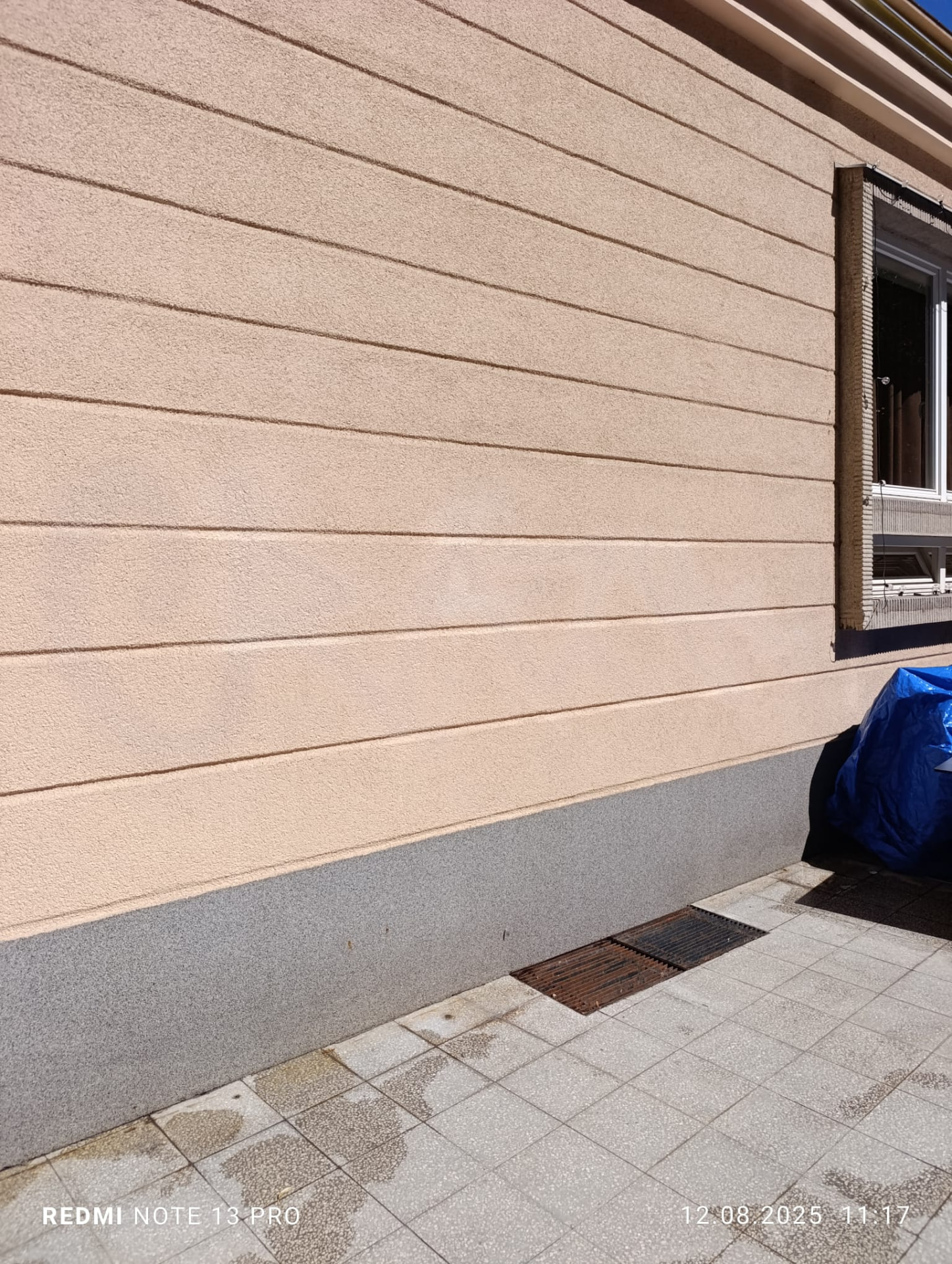 Čistá fasádna omietka po odstránení graffiti