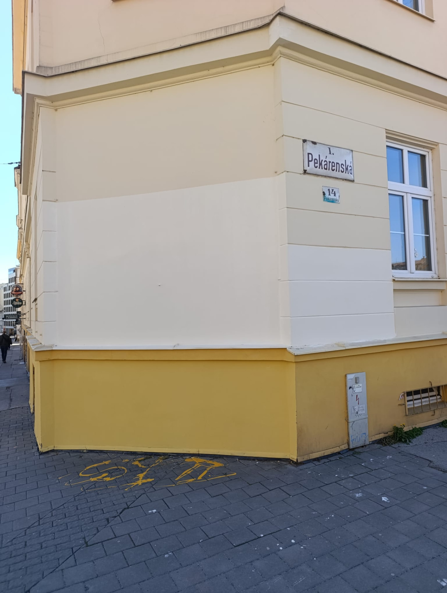 Obnovená fasáda bytového domu po odstránení graffiti