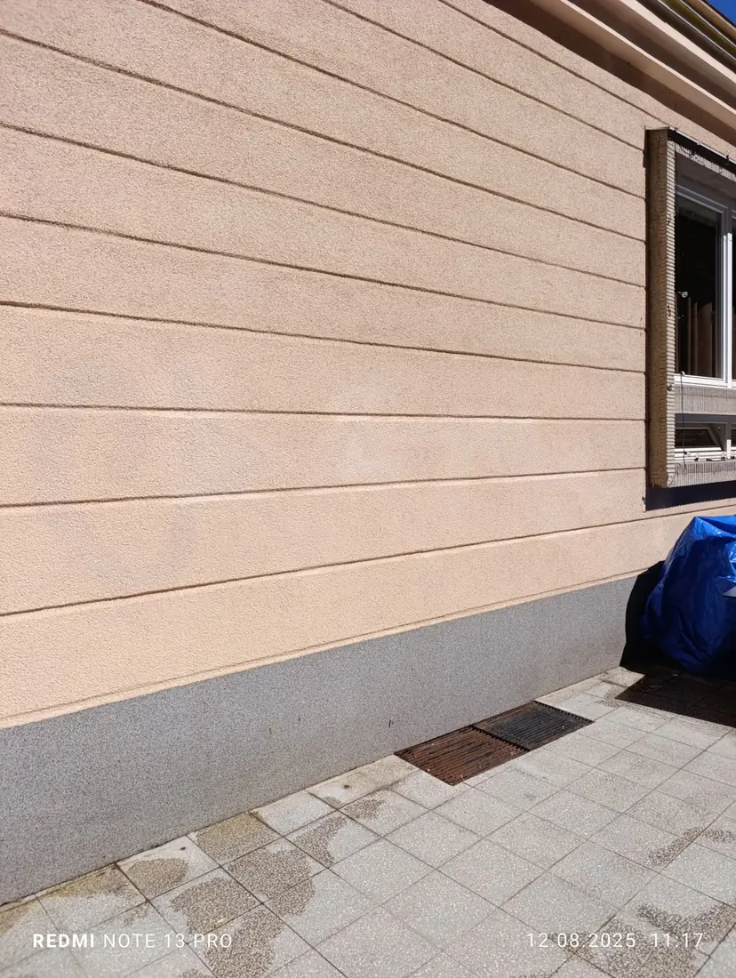 Čistá štruktúrovaná fasádna omietka po odstránení graffiti v Bratislave