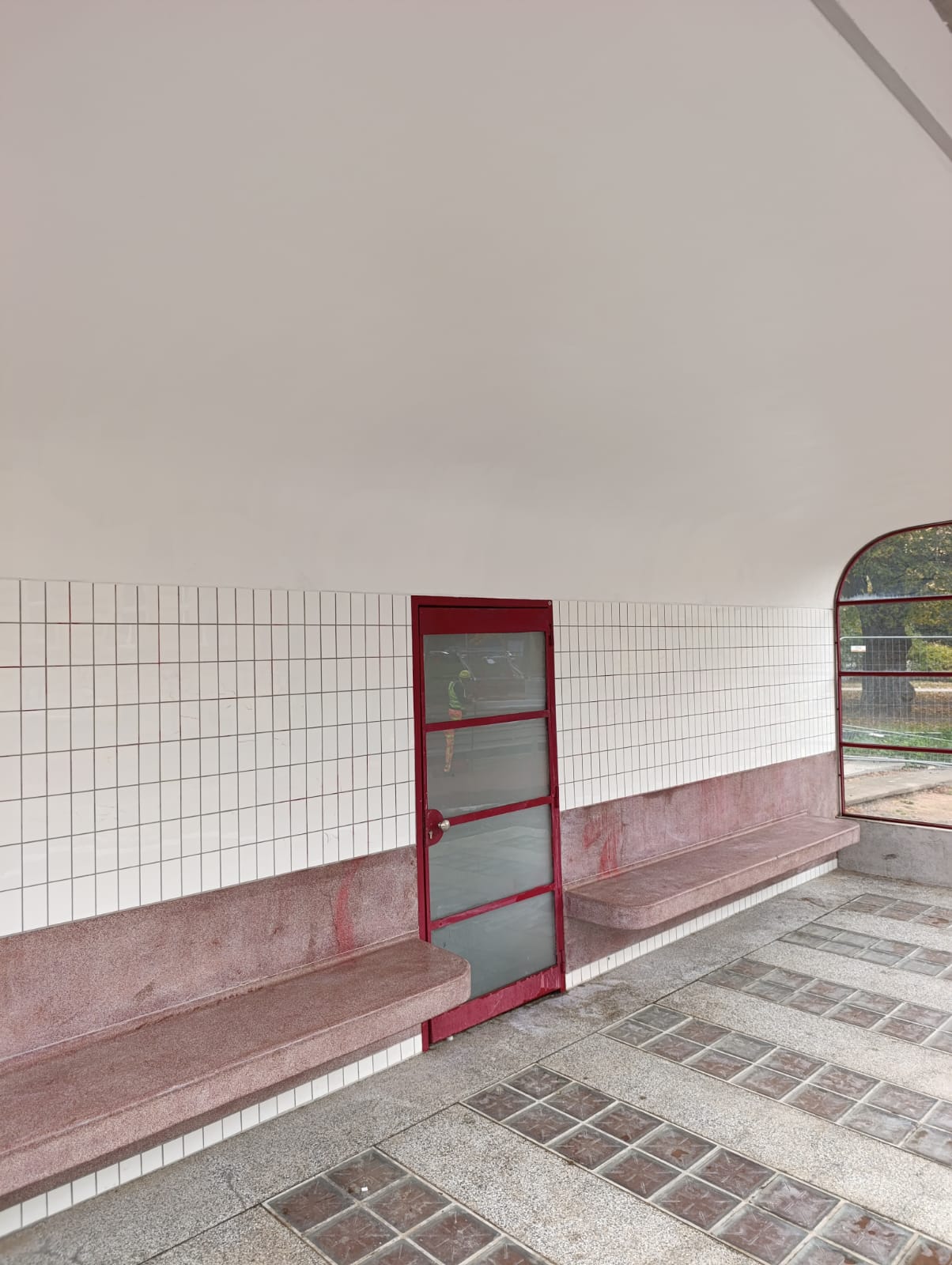 Vyčistený obklad a stena prístrešku po odstránení graffiti