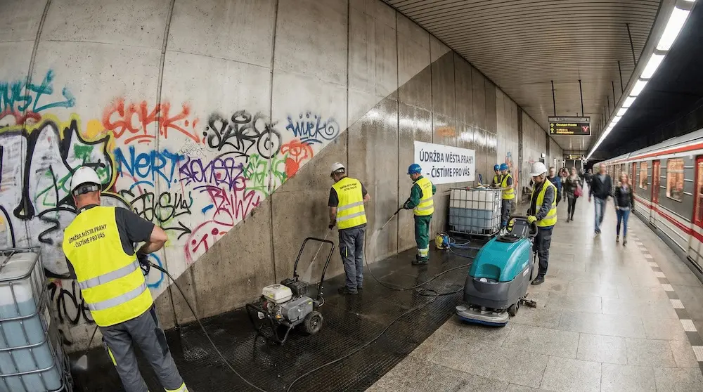 Fasáda budovy poškodená graffiti vandalizmom
