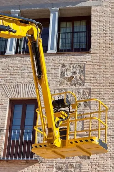 Čistenie fasády budovy z vysokozdvižnej plošiny
